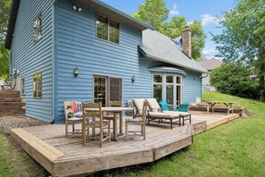 Outdoor dining - Stunning Private Waterfront Retreat (South Haven)