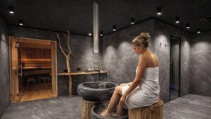 A spa room with a stone basin, wooden stools, and a wooden cabinet. - Lucky Fox Loft - Residence Veronza (Cavalese)