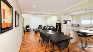 Un appartement moderne comprenant un coin repas, une cuisine et un espace de vie.