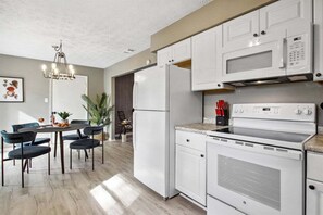 Fridge, microwave, oven, stovetop - Family Friendly* Firepit * Dogs OK * Fenced Yard (Savannah)