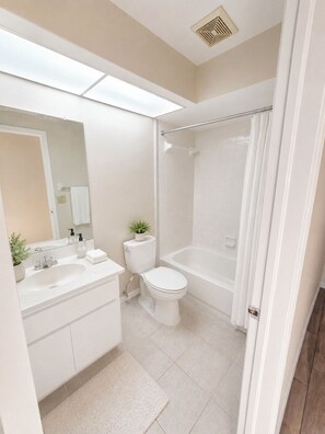 A modern bathroom with a sink, toilet, and bathtub. - Charming 2-bedroom townhome in Punta Gorda perfect for relaxing stay (Punta Gorda)