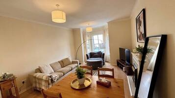 Apartment, 3 Bedrooms, Smoking, Fireplace | Living room