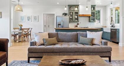 Redwood Meadows 4-bedroom Farmhouse in Beautiful Crescent City