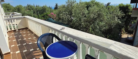 Appartement Familial, balcon, vue mer | Restauration extérieure