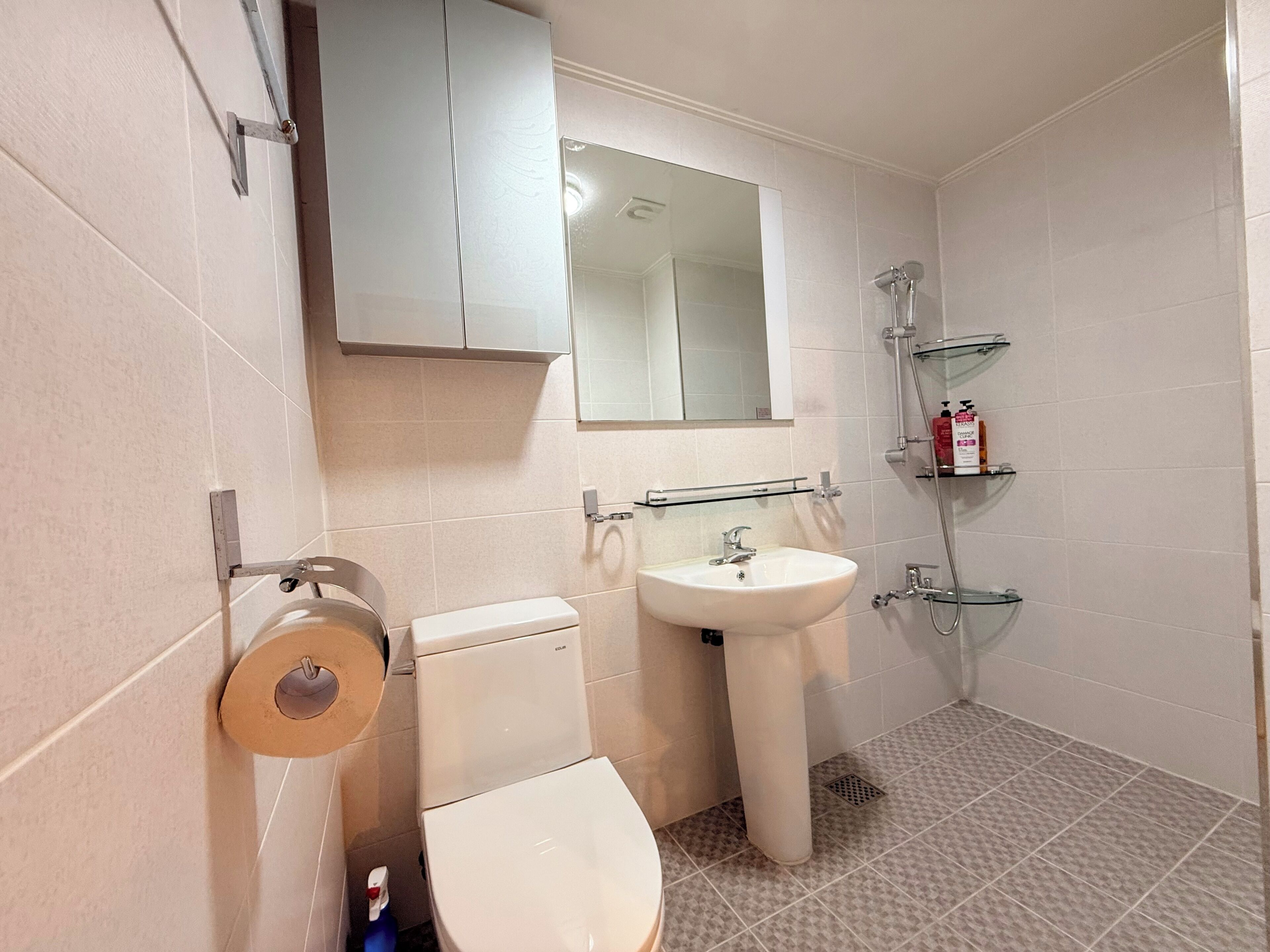 Shower, hair dryer, towels, shampoo