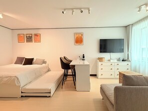 1 bedroom, free WiFi - Modern Studio Near Gimpo Airport, King Bed + Pull-Out Trundle + Washer & Dryer (Seoul)