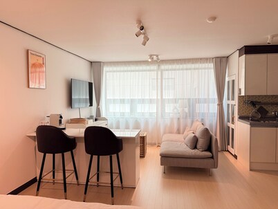 Modern Studio Near Gimpo Airport, King Bed + Pull-Out Trundle + Washer & Dryer