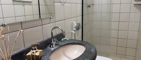 ヘアドライヤー、タオル、石鹸、トイレットペーパー