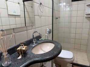 Secador de cabelo, toalhas de banho, sabonete, papel higiênico