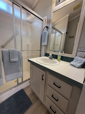 Dusche, Handtücher, Seife, Toilettenpapier