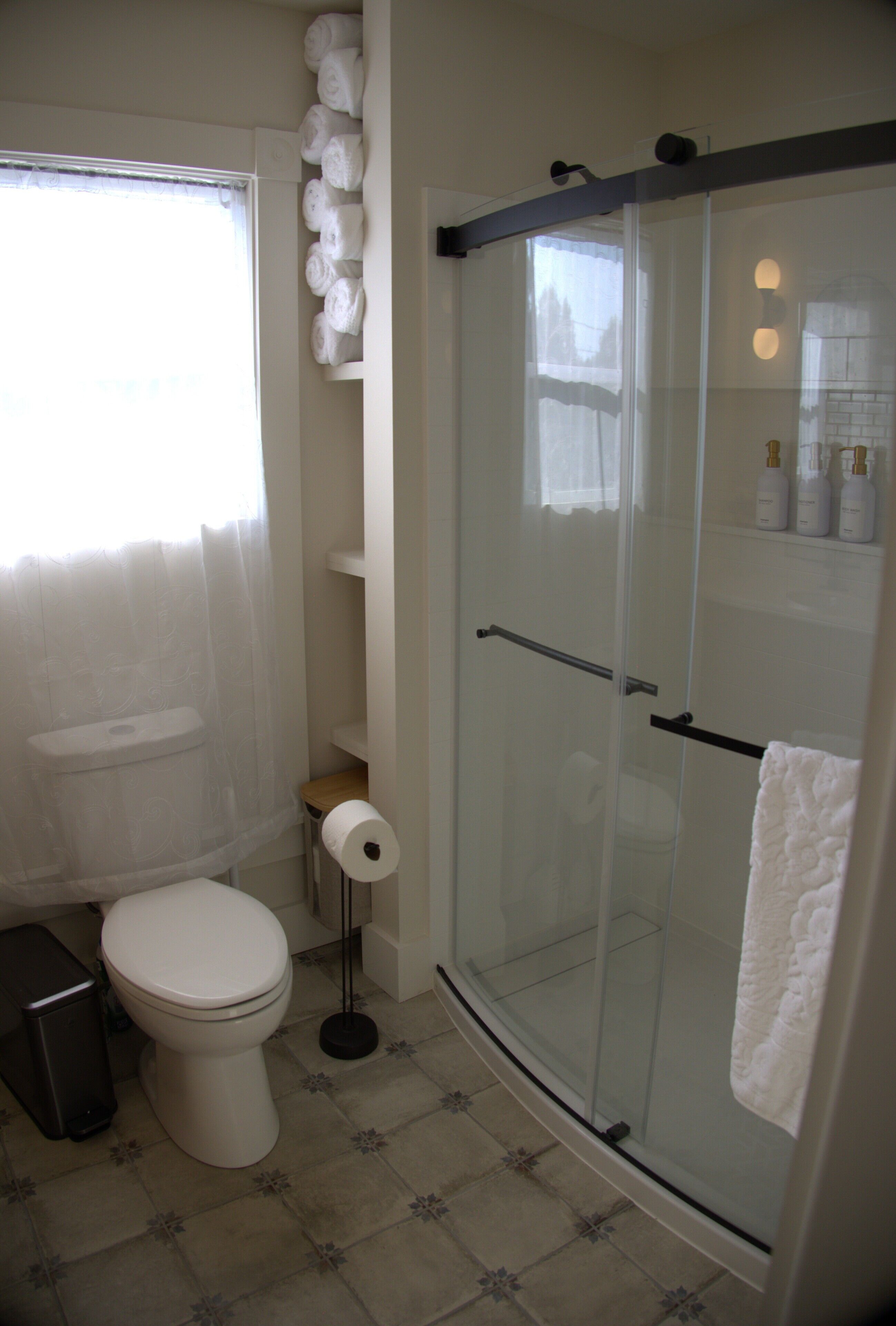 Douche, serviettes fournies, savon, shampooing