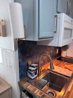 Wasserkocher mit Kaffee-/Teezubehör, Kühlschrank, Mikrowelle, Herdplatte
