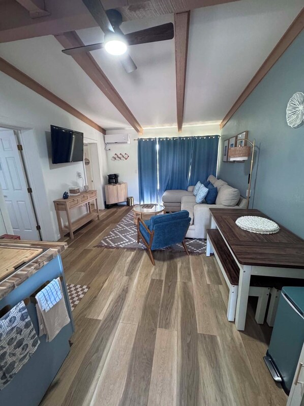 Living area - Lake Daze Condo in Kimberling City - Lake View! (Kimberling City)