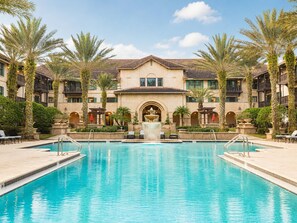 A hotel with a central pool, palm trees, and a fountain. - The King & Bear Retreat (St. Augustine)