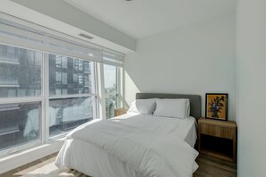 Room - Stylish Sunlit Condo in Downtown Toronto (Toronto)