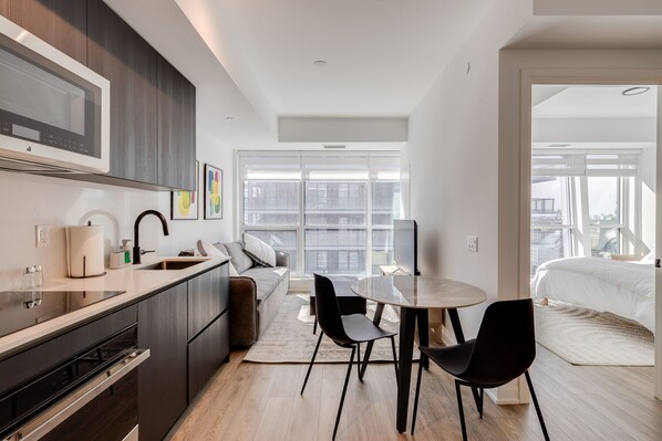 Private kitchen - Stylish Sunlit Condo in Downtown Toronto (Toronto)