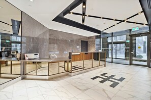 Lobby - Stylish Sunlit Condo in Downtown Toronto (Toronto)