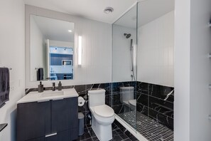 Bathroom - Stylish Sunlit Condo in Downtown Toronto (Toronto)