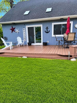 Outdoor dining - Enjoy the view and experience lakeside living. (Brooklyn)