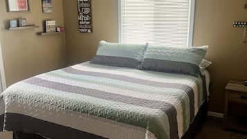 Tabla de planchar con plancha, wifi y ropa de cama
