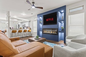 Una Smart TV, una chimenea, una mesa de tenis de mesa, libros
