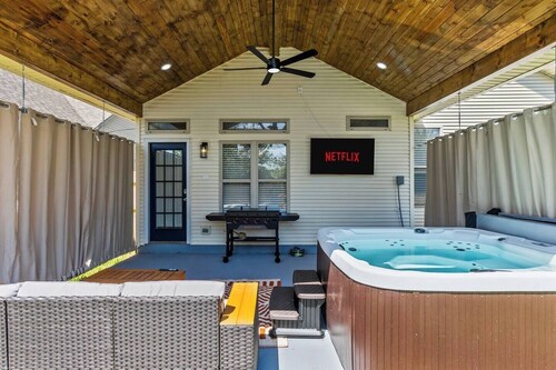 Hot Tub/Firepit/King Beds/Fenced Yard/Playground