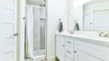 Ducha, secador de pelo, toallas, jabón