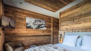 Tabla de planchar con plancha, wifi y ropa de cama