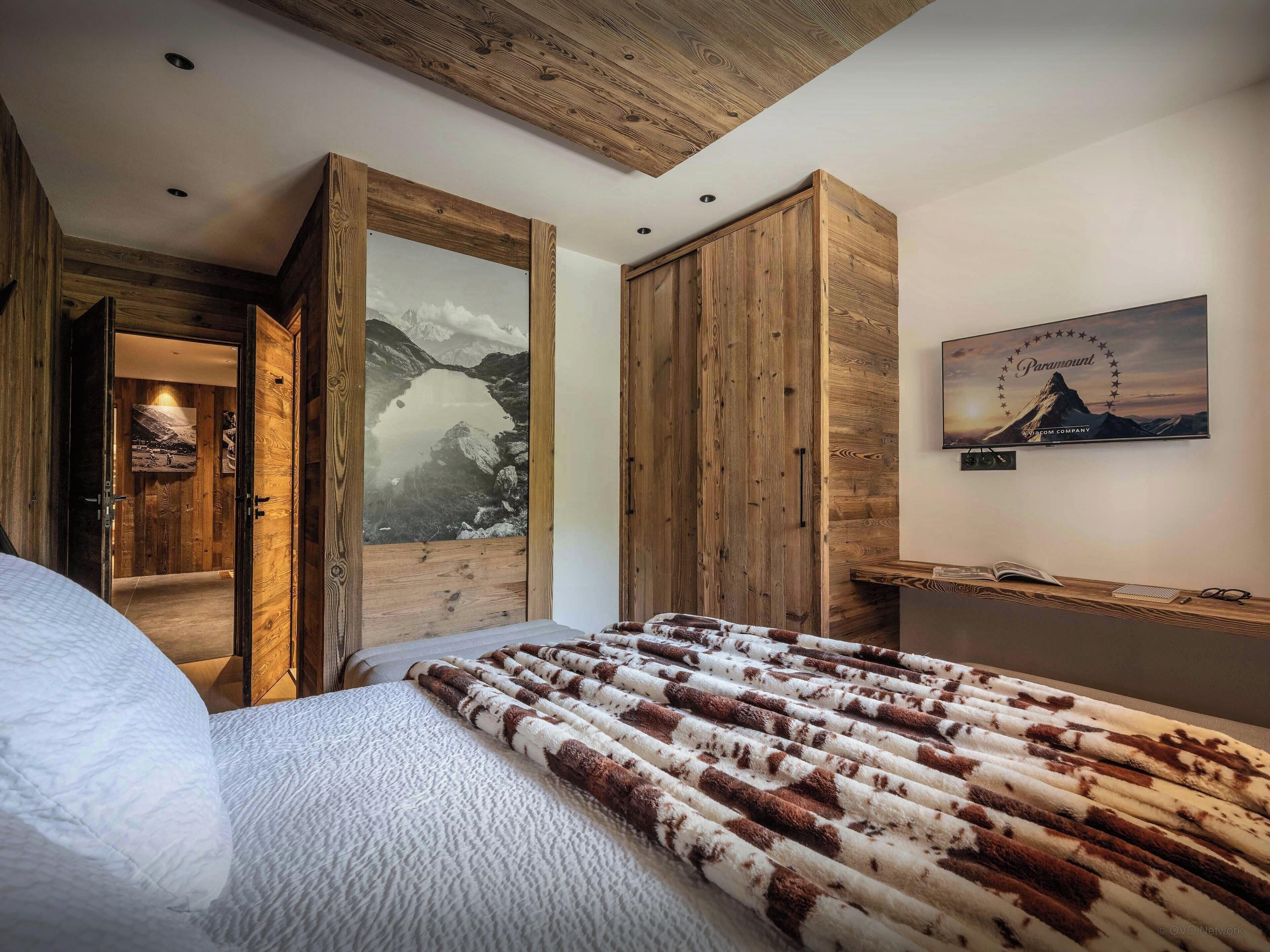5 bedrooms, iron/ironing board, WiFi, bed sheets