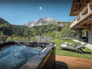 Outdoor spa tub - Chalet La Veya - Spacious chalet with incredible views - OVO Network (La Giettaz)