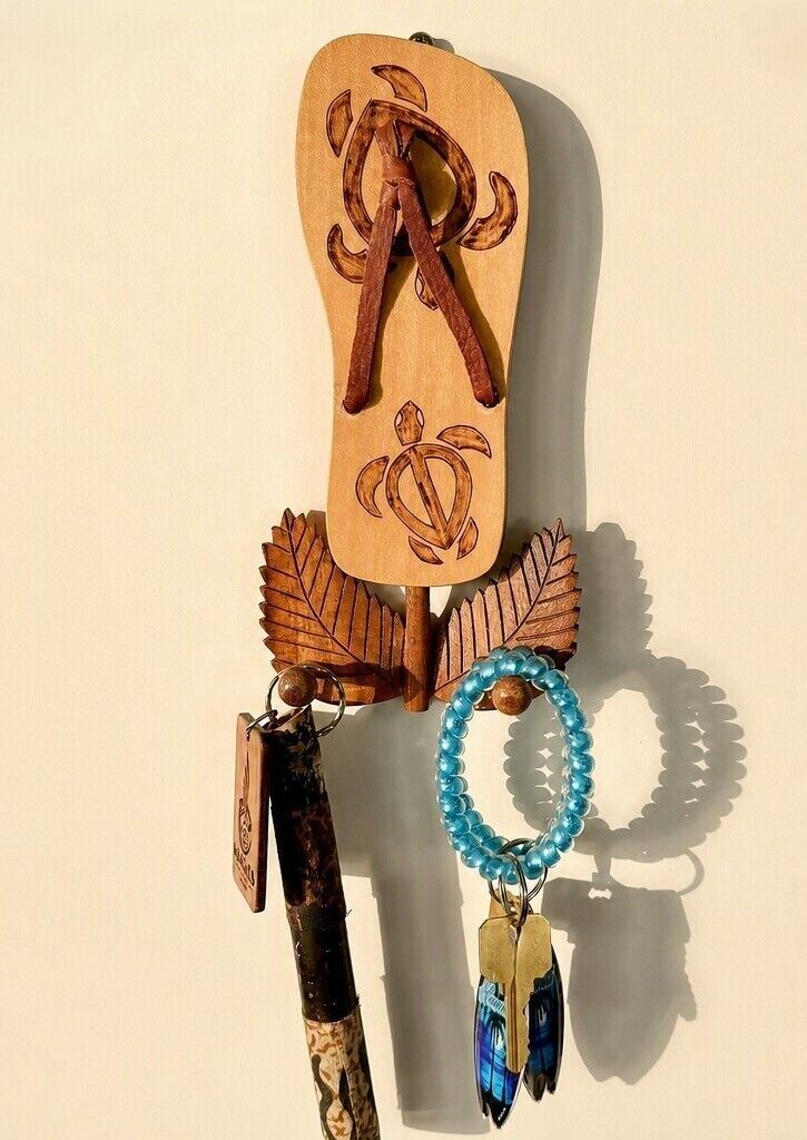 Un porte-clés en bois avec un pendentif, une clé et une petite étiquette.