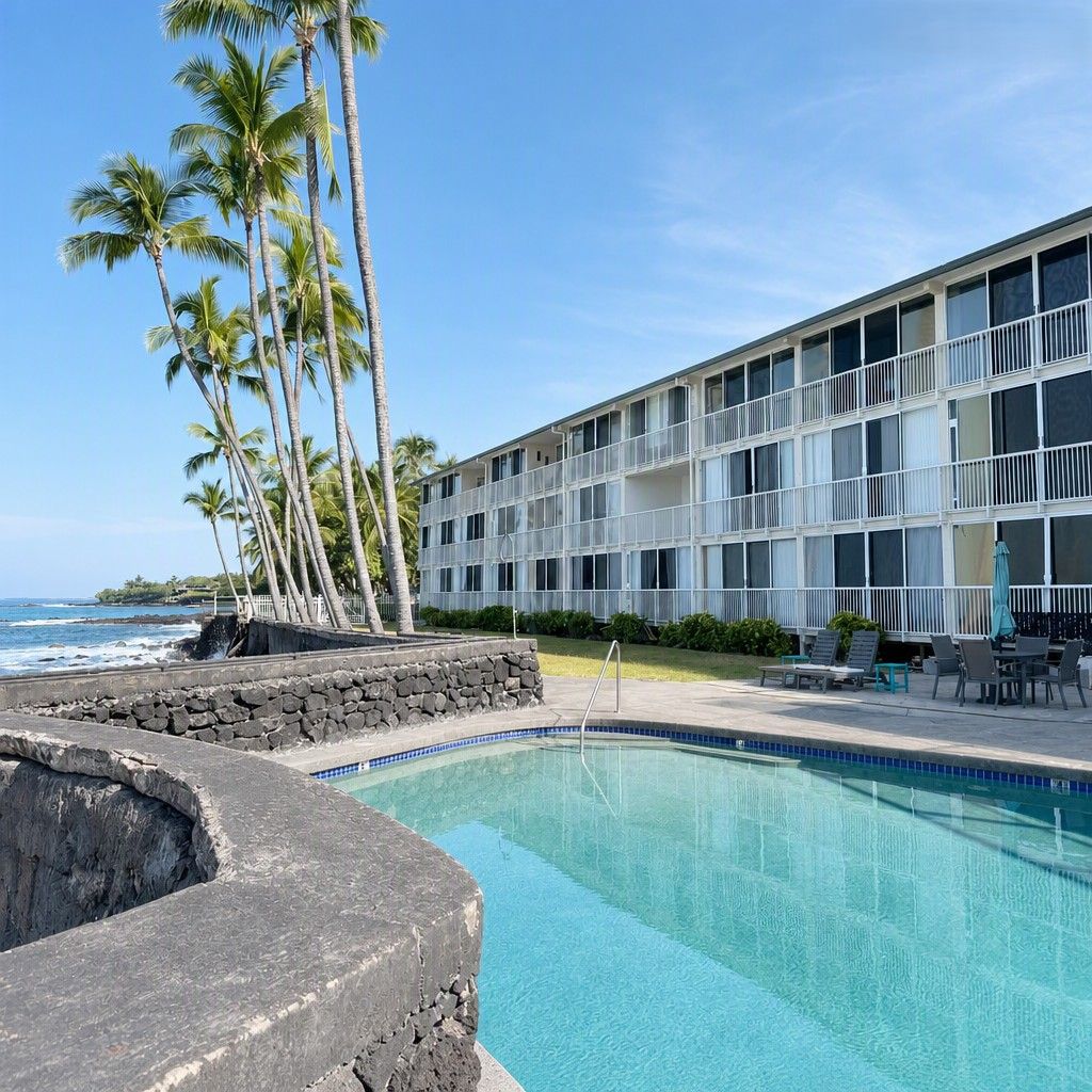 Un hôtel doté d’une piscine, de palmiers et offrant une vue sur l’océan.
