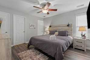Desk, iron/ironing board, travel cot, free WiFi - 7 Miles to Horse Park/ King Size (Georgetown)