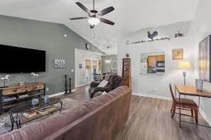 TV, books, printers - 7 Miles to Horse Park/ King Size (Georgetown)