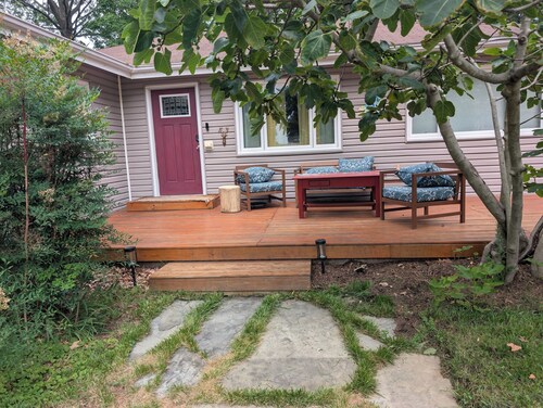 3-bedroom house in tranquil Shady Side with RV/EV Charger and Beach Access