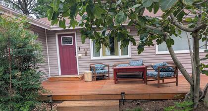 3-bedroom house in tranquil Shady Side with RV/EV Charger and Beach Access