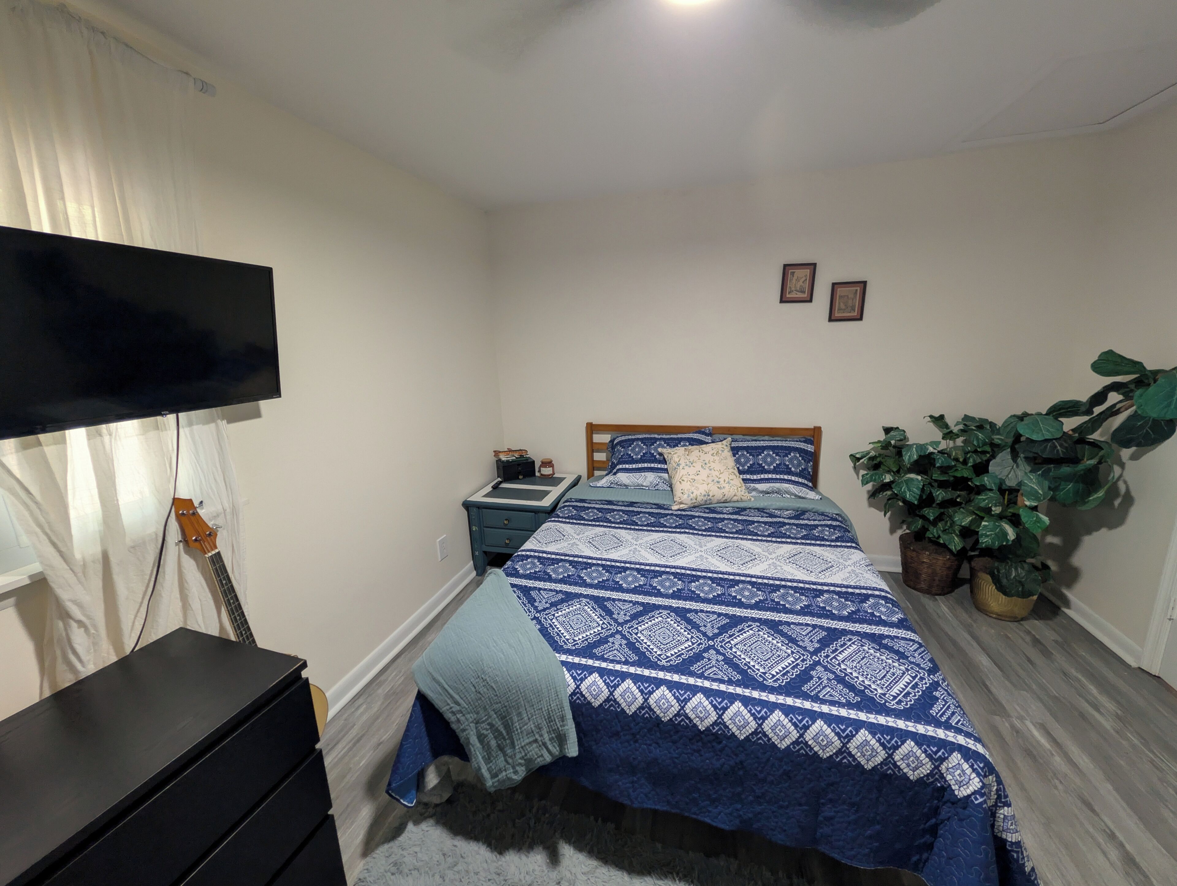 3 bedrooms, iron/ironing board, WiFi, bed sheets