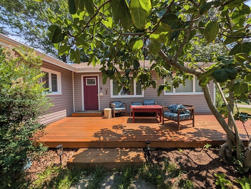 3-bedroom house in tranquil Shady Side with RV/EV Charger and Beach Access