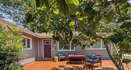3-bedroom house in tranquil Shady Side with RV/EV Charger and Beach Access