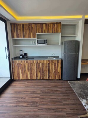 Kühlschrank, Mikrowelle, Herdplatte, Wasserkocher mit Kaffee-/Teezubehör