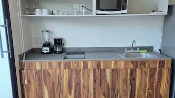 Coffee/tea maker, fridge, microwave, stovetop
