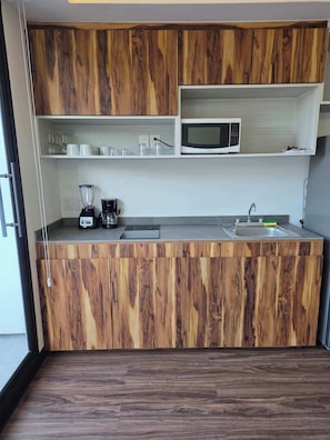 Wasserkocher mit Kaffee-/Teezubehör, Kühlschrank, Mikrowelle, Herdplatte