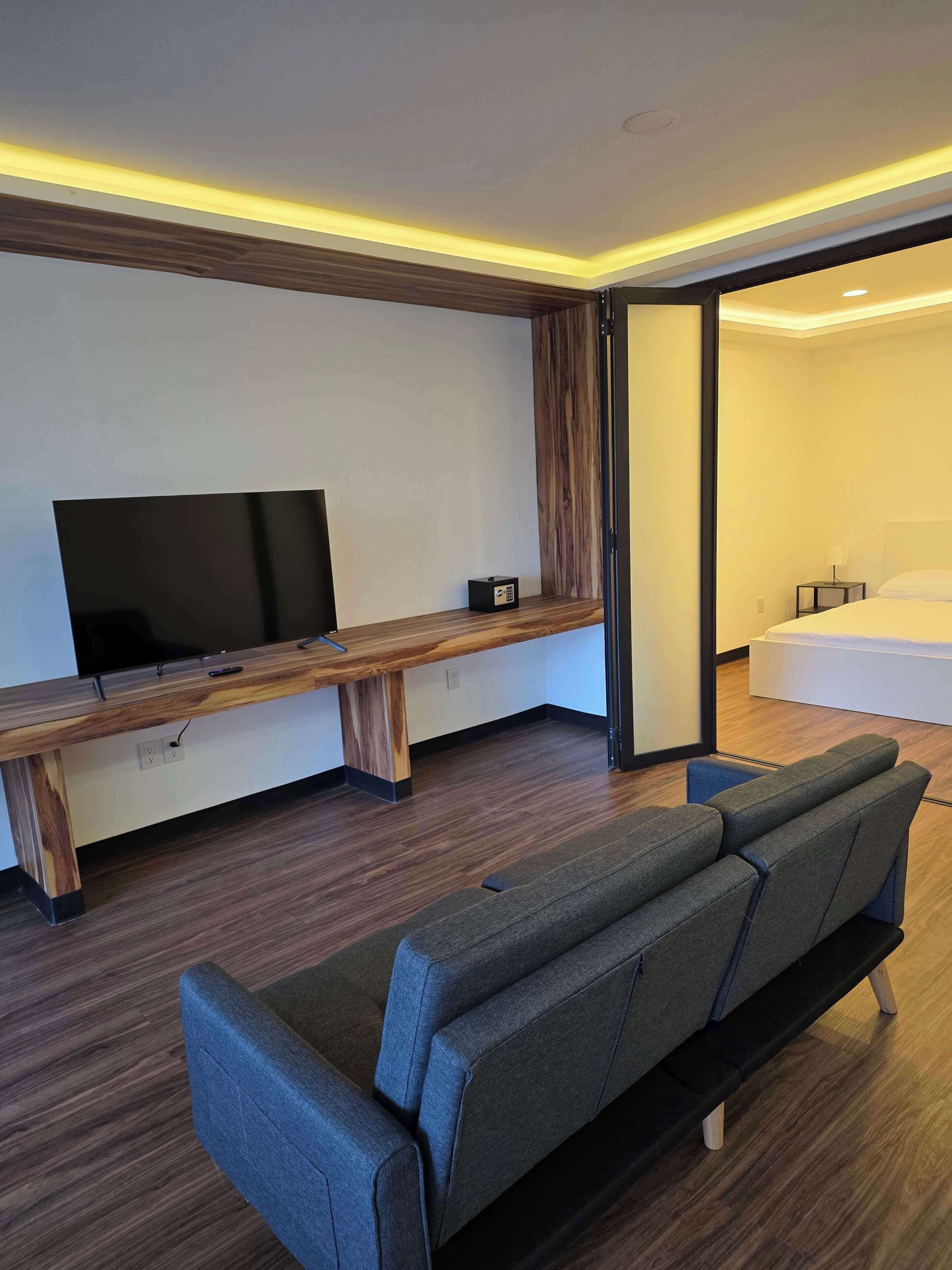 Desk, iron/ironing board, WiFi, bed sheets