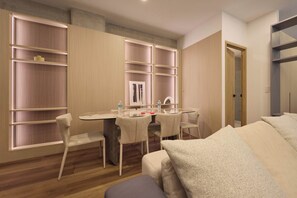 Ein modernes Schlafzimmer mit einem Bett, einem Schreibtisch, Stühlen und eingebauten Regalen.
