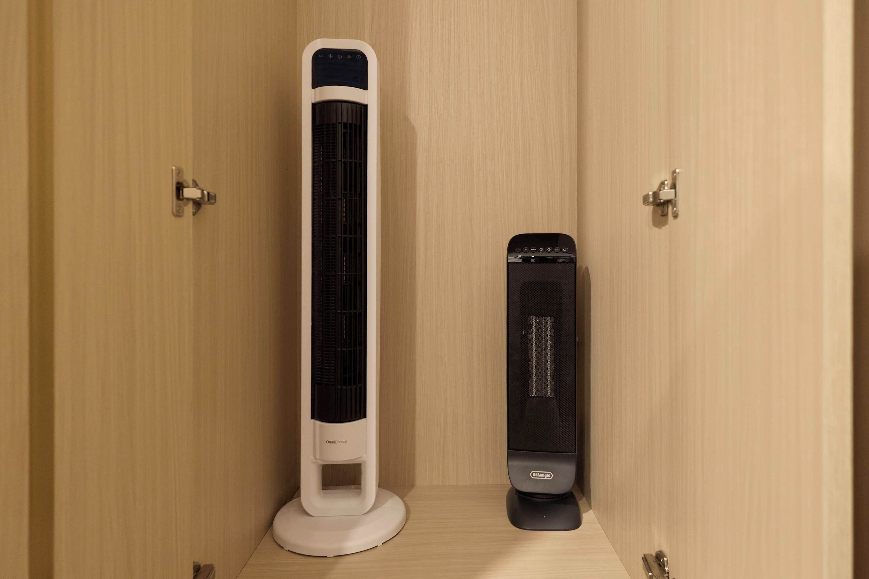 Una habitació amb un escalfador de peu alt i un altre més petit a terra.