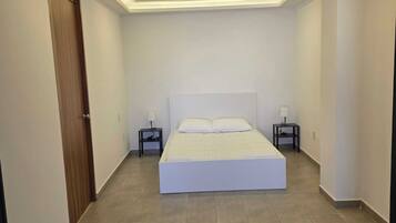 Desk, iron/ironing board, WiFi, bed sheets