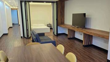 Desk, iron/ironing board, WiFi, bed sheets