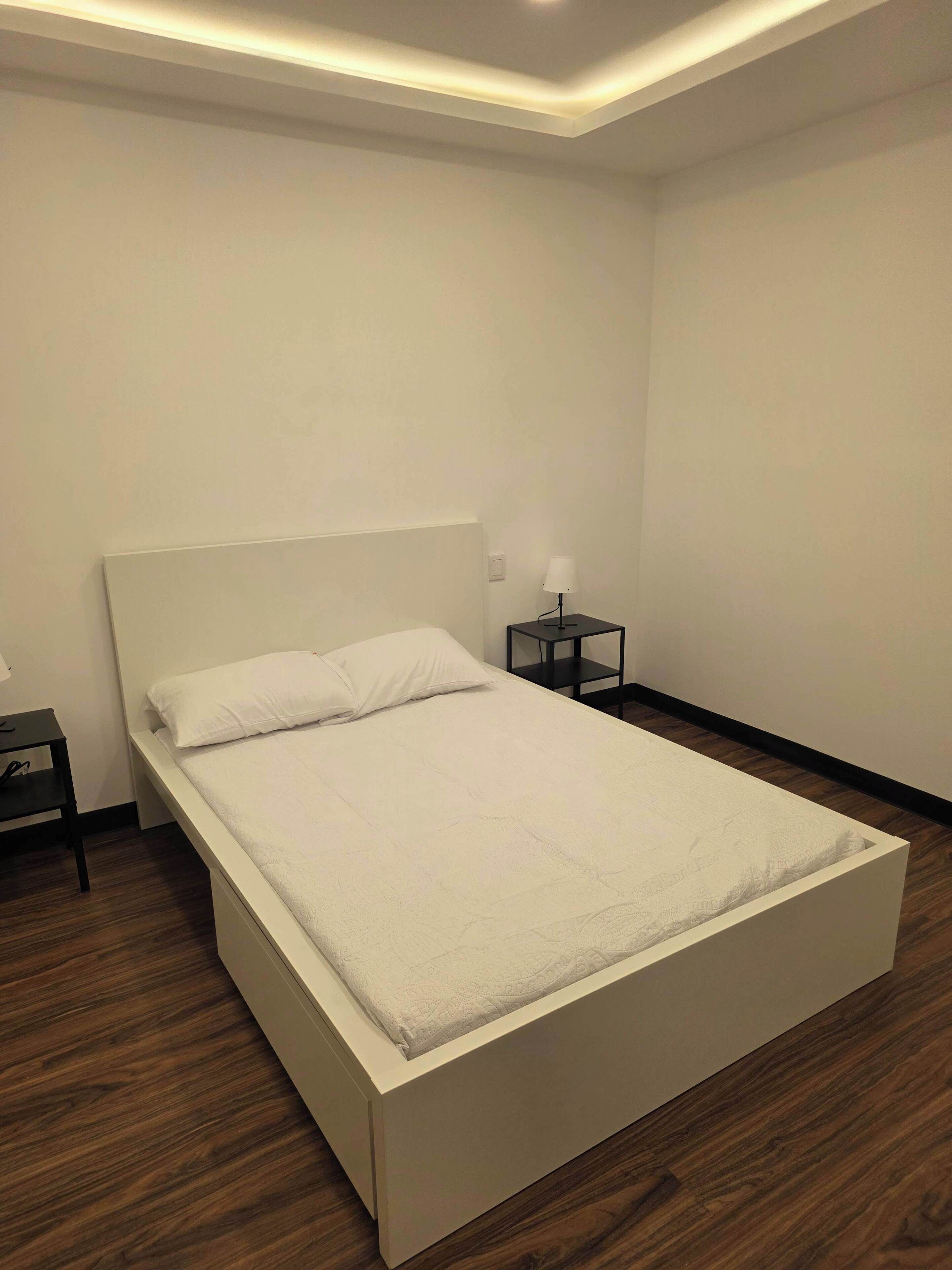 Desk, iron/ironing board, WiFi, bed sheets