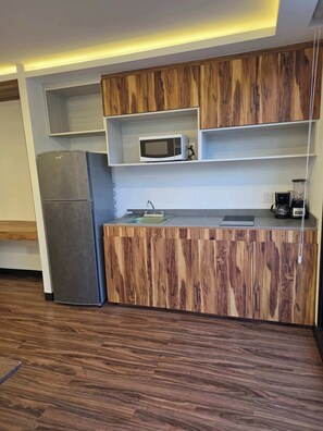 Fridge, microwave, stovetop, coffee/tea maker - Modern 2-Bed Apartment with Balcony & Travel Advisor (Ciudad de México)