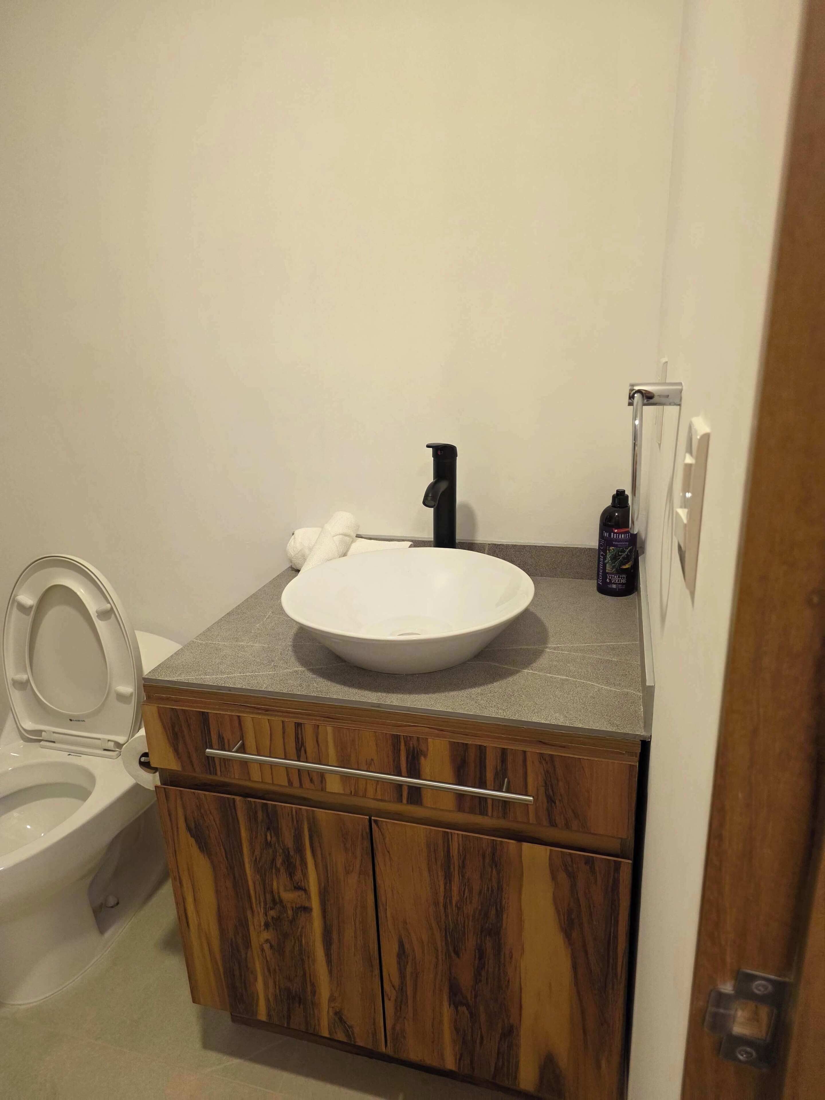 Shower, hair dryer, towels, shampoo